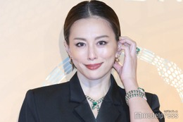 米倉涼子、胸元大胆オープン 病気からの復帰語る「ちょっとずつ進歩」＜ブルガリ セルペンティ展示会＞ 画像