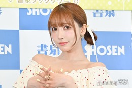 三上悠亜、ボディライン際立つタイトニットコーデ 左薬指にも注目集まる「指輪？」「透明感すごい」 画像