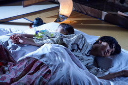 ＜18歳、新妻、不倫します。 第5話＞煌＆明花、旅先で初の“一夜”…熱いキス交わす 画像