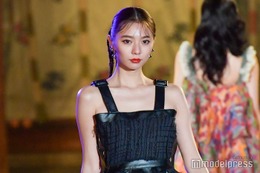 川津明日香、大胆肌見せスタイル 美デコルテ披露でSEXYに＜BISHU COLLECTION＞ 画像