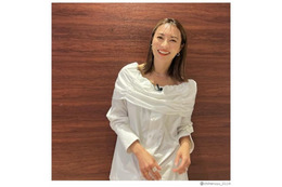再婚の新山千春、プロポーズ秘話語る 結婚指輪も初公開 画像