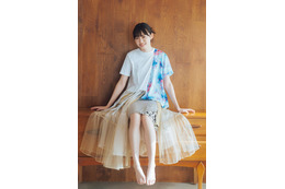 日向坂46高橋未来虹、スカートから美脚スラリ 20歳の“今”を撮り下ろし 画像