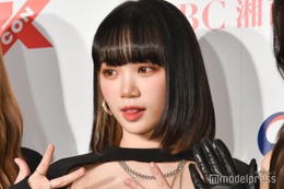 LE SSERAFIM・KIM CHAEWON、抜群スタイル際立つディズニー満喫ショット公開「驚異の小顔」「天使」と反響 画像