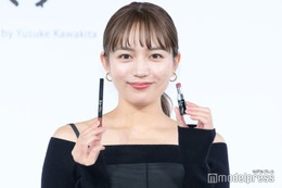 川口春奈、美デコルテ際立つオールブラックコーデで登場 自身初コスメプロデュースの経緯明かす 画像