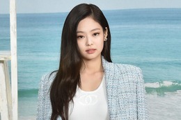 BLACKPINKジェニー、ミニ丈ワンピからスラリ美脚 「スタイル抜群」「女神」と反響続々 画像