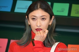 山田優、デニムショーパン姿で圧巻美脚披露 “大人のトリコカラー”テーマの鮮やかスタイル＜ルイ・ヴィトンSS24メンズ・ポップアップストア＞ 画像