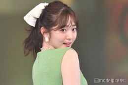 鈴木愛理、美脚際立つミニドレス姿公開「中学生の時以降ほぼやらない」髪型にも注目集まる 画像