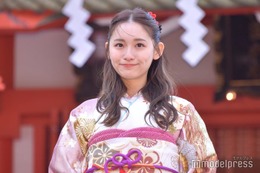 浅川梨奈、ハーフアップ＆前髪分けスタイルで雰囲気ガラリ 今年は“ディズニー年間50回”目指す 画像