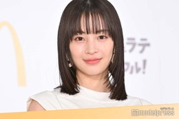 広瀬すず、“一瞬で”ほっそり二の腕際立つ純白ドレス姿に 2024年の抱負語る 画像