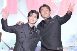 竹内涼真＆高橋文哉ら、サインに投げキス…ファンサで神対応 ゾンビ撃退演出でまさかのハプニング＜劇場版 君と世界が終わる日に FINAL＞ 画像