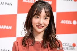 板野友美、美デコルテ輝くキャミワンピ姿に「可愛すぎ」「スタイル抜群」の声 画像