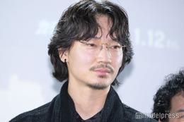 綾野剛、カラオケ店に登場 話題の「紅」歌唱をマネージャーも気に入る＜カラオケ行こ！＞ 画像