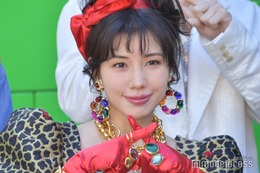 仲里依紗、ヒョウ柄ドレスから美背中輝く 阿部サダヲらと“80年代風ファッション”で登場＜不適切にもほどがある！＞ 画像