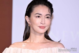 長谷川京子、ミニ丈で美脚大胆披露「美しい」「スタイル抜群」の声 画像