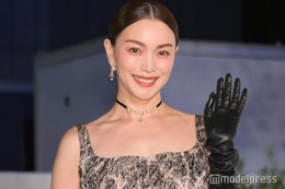 蛯原友里、大胆ミニ丈で太もも全開「ドキッとした」「変わらず美脚」と反響 画像