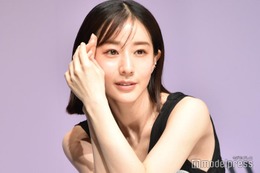 田中みな実、美背中ざっくりワンピ姿で“欲しがりポーズ”披露 美肌の秘訣語る 画像