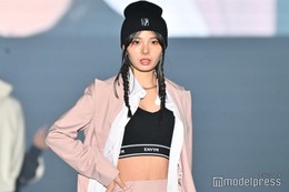 川口ゆりな、美ウエスト＆美脚大胆見せ ピンク×黒の甘辛コーデ【TGC 和歌山 2024】 画像