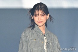 渡邉理佐、ストライプサロペット姿でメンズライクな雰囲気 キュートな笑顔振りまく【TGC 和歌山 2024】 画像