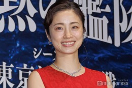 上戸彩、赤ミニドレスで美脚披露 ド派手演出に興奮＜沈黙の艦隊 シーズン1～東京湾大海戦～＞ 画像