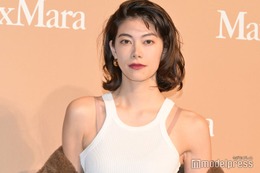 森星、美背中大胆披露 LAの“オアシス”に佇む姿に絶賛集まる「背筋がすごい」「絵になる」 画像