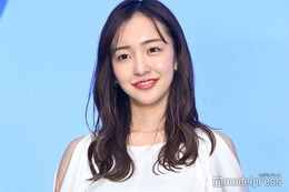 板野友美、夫・高橋奎二選手のキャンプ訪問 家族3ショット・ティファニーの贈り物に注目集まる 画像