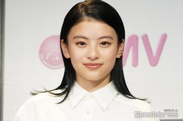 出口夏希、ミニ丈でスラリ美脚輝く「小顔が際立つ」「スタイル抜群」と反響続々 画像