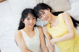 AKB48秋山由奈＆八木愛月、ペアグラビアで透明素肌披露 ノースリーブでリラックス 画像