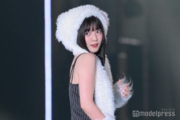 鈴木愛理、ほっそり二の腕際立つ “愛嬌たっぷり”ランウェイ【TGC 2024 S／S】 画像