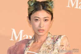 山田優、母と水着姿で抜群スタイル披露「親子揃って美脚」と反響続々 画像