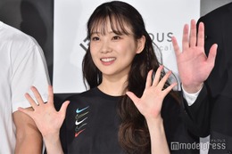 重盛さと美、ニット1枚でスラリ美脚披露「まっすぐで理想」「セクシー」の声 画像