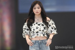 韓国出身のインフルエンサー・らん、へそ出し＆美肩ラインが眩しい【札幌コレクション2024SS】 画像