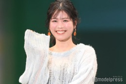 “きつねダンス”でバズ・元ファイターズガール滝谷美夢、 萌え袖×あざと可愛い仕草で魅了【札幌コレクション2024SS】 画像