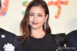 黒木メイサ、美脚輝くミニ丈姿「美しい」「抜群スタイル」と話題 画像