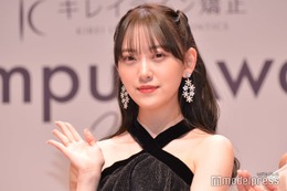 堀未央奈、メガネ姿で雰囲気ガラリ 美脚際立つミニスカ姿披露「新鮮」「スタイル良すぎ」 画像