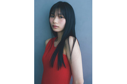 乃木坂46岡本姫奈、透明素肌際立つノースリーブ姿 アンニュイな視線にドキッ 画像