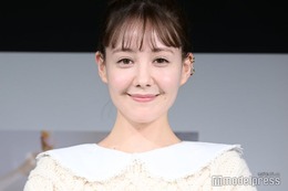 “劇的イメチェン”話題のトリンドル玲奈、ヌーディーなリラックススタイルで色白美脚大胆披露「お人形さんみたい」「うっとり」 画像