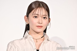 久間田琳加、白肌輝く美脚＆オフショル姿披露「スタイル抜群」「脚長すぎる」 画像