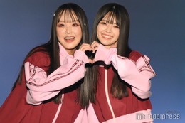 STU48福田朱里＆NMB48桜田彩叶、ハートポーズで密着 お揃いスウェットが可愛い 【TGC熊本2024】 画像