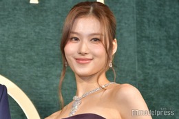 TWICEサナ、ユニフォーム姿で美ウエストちらり「さすがのスタイル」「引き締まってる」の声 画像