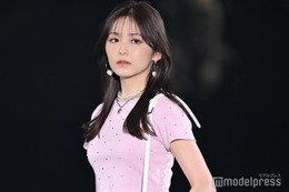 久間田琳加、ミニスカで大胆美脚 しっかりアイメイクで大人っぽく【GirlsAward 2024 S／S】 画像