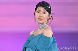 日向坂46高本彩花、鮮やかワンピで素肌輝く 投げキスにキュン【GirlsAward 2024 S／S】 画像