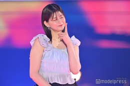 渡邉理佐、妖精のようなランウェイ ポーズにもキュン【GirlsAward 2024 S／S】 画像