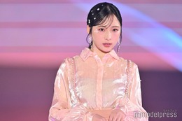 AKB48小栗有以、透け感シャツで春のワントーンコーデ 花びらメイクも可愛い【GirlsAward 2024 S／S】 画像