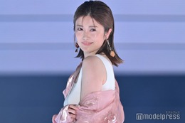 樋口日奈、シアーシャツから素肌見せ 大人コーデで微笑む 【GirlsAward 2024 S／S】 画像