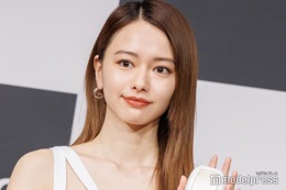 山本舞香、大胆スリットドレスで美脚披露 “今までで1番痛かった”エピソード明かす「両膝にあざが」 画像