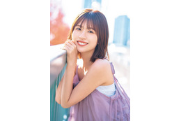 日向坂46松田好花、美肩ライン際立つキャミワンピ姿 1st写真集「振り向いて」アザーカット先行公開 画像