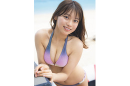 まるぴ、美谷間際立つ水着姿「週プレ」表紙登場 画像