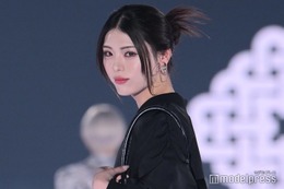 井手上漠、ミニスカ姿で美脚大胆披露＆美ウエストチラリ「スタイル抜群」の声 画像