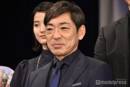 香川照之、茶髪×ロン毛姿で子どもと2ショット 近影公開に驚きの声「激変」「びっくりした」 画像