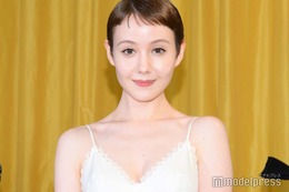 “ベリーショートイメチェン話題”トリンドル玲奈、美谷間ちらり 胸元ざっくりホワイトドレス姿で登場【ジョー マローン ロンドン 原宿 グランドオープニング フォトコール】 画像